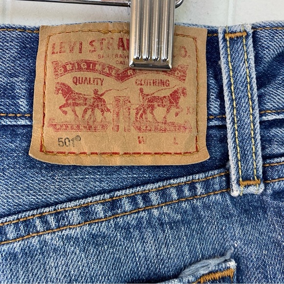 Women's Levi's 501 Cut Off Denim Jean Shorts Distressed Button Fly Size 28 - Picture 8 of 11